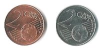Links normaal, rechts een 2 Eurocent op een muntplaatje van Nikkel.